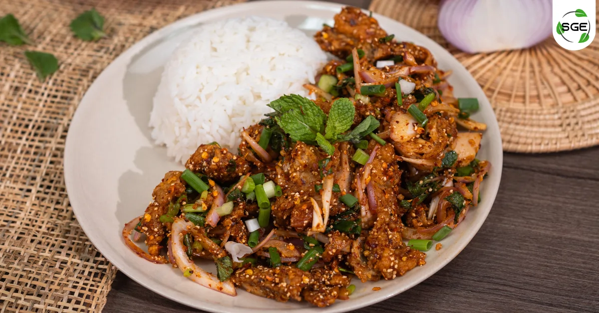 วิธีทำ ข้าวยำไก่แซ่บ สูตรเด็ดร้านดัง แซ่บซี้ดถึงใจ!