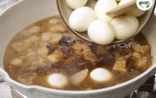 ใส่ไข่ไก่ลงไปในน้ำพะโล้
