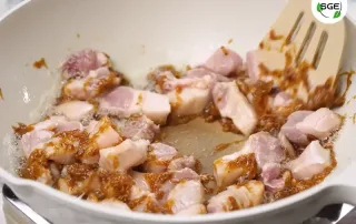 ผัดหมูสามชั้นกับน้ำตาลให้เข้ากัน