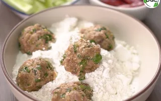 ปั้นลาบหมู คลุกแป้งลาบหมูทอด