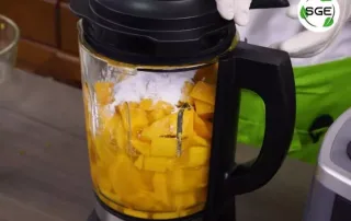 ปั่นเนื้อมะม่วงผสมกับแป้งมันและน้ำเปล่า